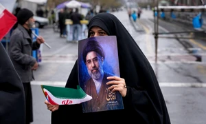 O femeie ține un poster cu liderul suprem Mojtaba Khamenei FOTO Profimedia 
