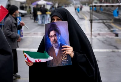 O femeie ține un poster cu liderul suprem Mojtaba Khamenei FOTO Profimedia 