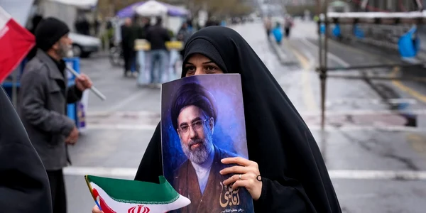 O femeie ține un poster cu liderul suprem Mojtaba Khamenei FOTO Profimedia 