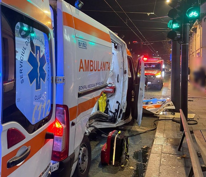 Ambulanţă implicată într-un accident în centrul orașului Cluj-Napoca. Pacienta a rămas blocată