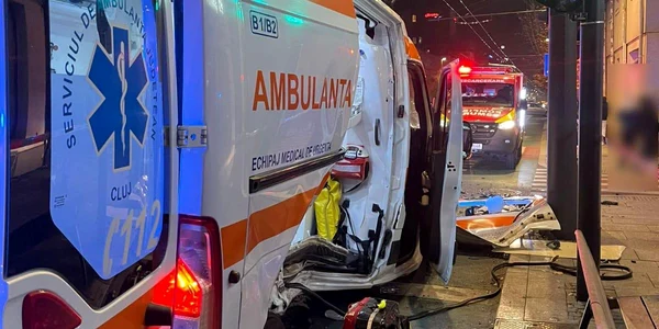 O pacientă a rămas blocată în ambulanță Foto Știri de Cluj jpg
