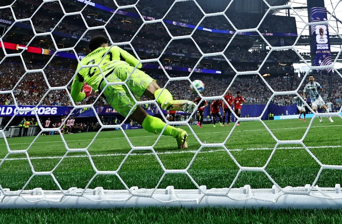 Portarul egiptean a respins mingea șutată de Messi de la punctul cu var (Foto: EPAImages)