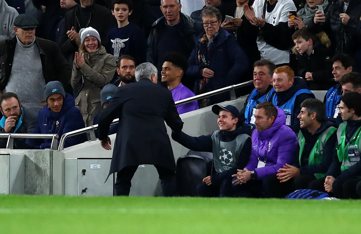 
    Jose Mourinho îl felicită pe copilul de mingi  