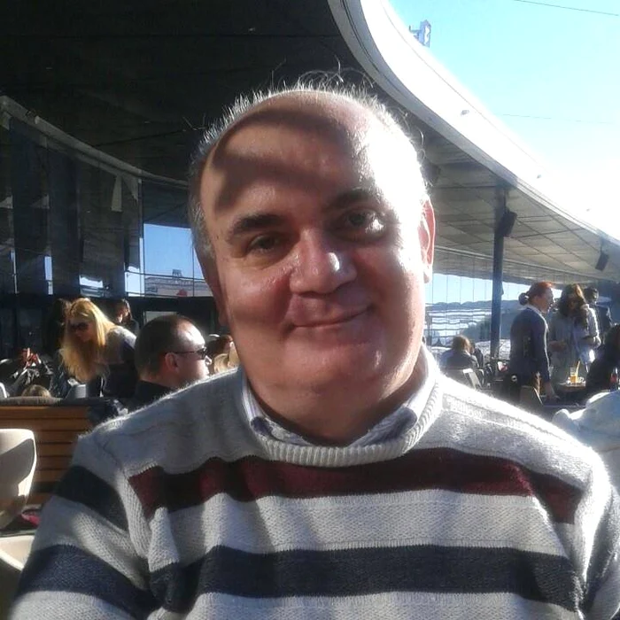 Dan Păcurariu este profesor de Istoria Artei la Universitatea Hyperion din București