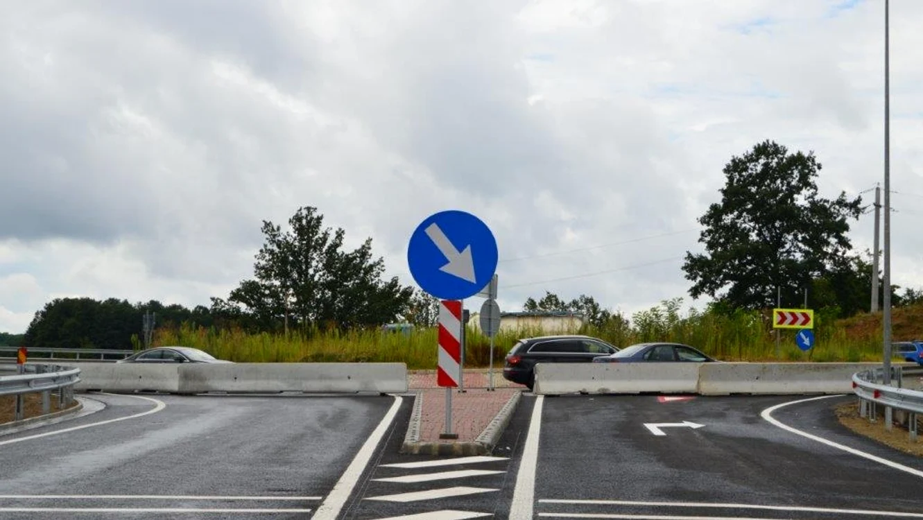 Acestea sunt bretelele care descarcă traficul din Lotul 4, fără de care tronsonul nu se poate fi dat în circulație 