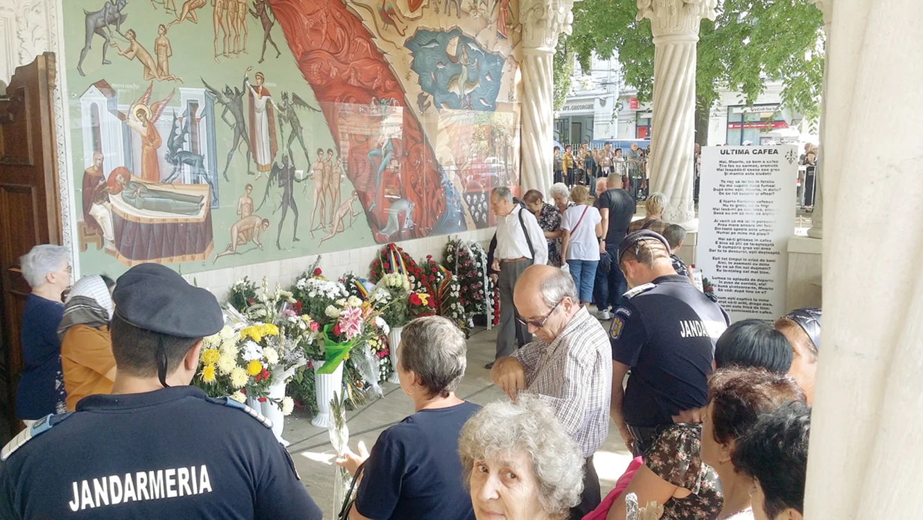 
    Ultima poezie scrisă  de C.V. Tudor a stat în  faţa bisericii, alături de  florile şi coroanele  primite de la admiratori  