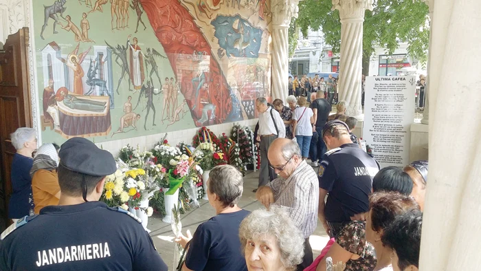 Ultima poezie scrisă de C.V. Tudor a stat în faţa bisericii, alături de florile şi coroanele primite de la admiratori