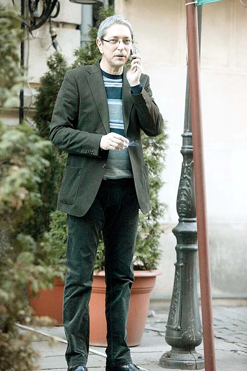 
    Andrei, consul în Africa  de Sud, are doi băieți și  două fete, cu trei femei  