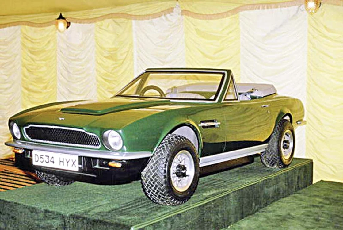 
    Micuţul va conduce un Aston Martin V8   