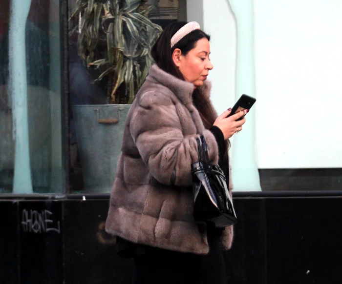 
    E tare mândră de maşina ei, un Range Rover  