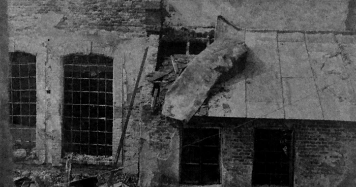 Casă distrusă în timpul bombardamentelor. FOTO: expoziţia artistului Stelian Gagiu