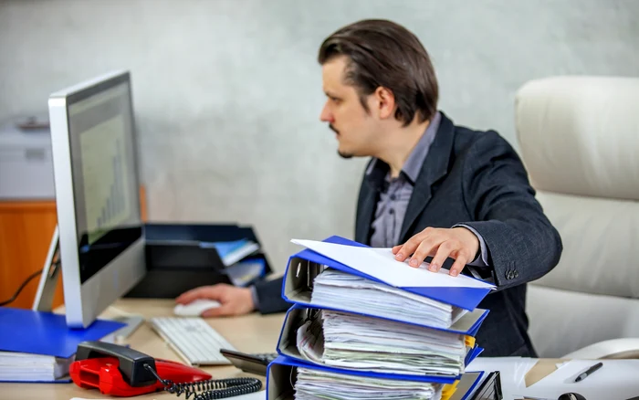 Străinul s-a plâns că a fost împiedicat de birocrație să obțină rezidența permanentă. Foto: Freepik.