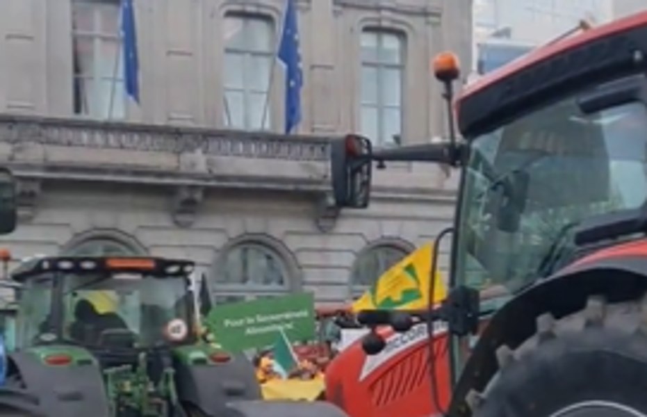 O mie de tractoare blochează străzile din Bruxelles, înaintea summitului Uniunii Europene