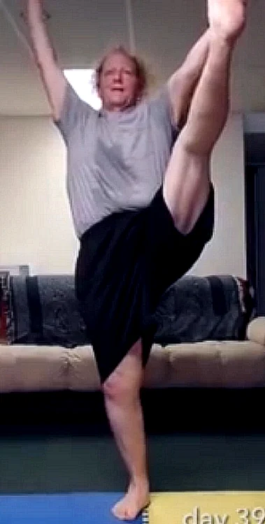 Jared a ajuns să poată face unele dintre cele mai complexe mișcări de yoga