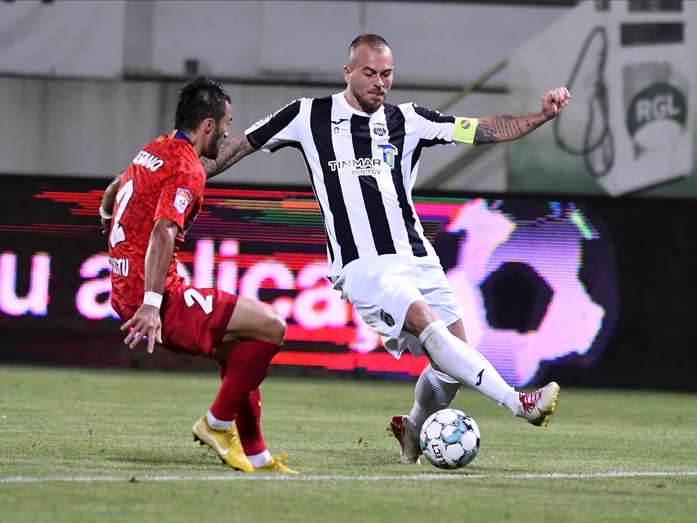 
    Alibec a pus în dificultate apărarea FCSB, însă n-a izbutit să înscrieFoto: sportpictures.eu  