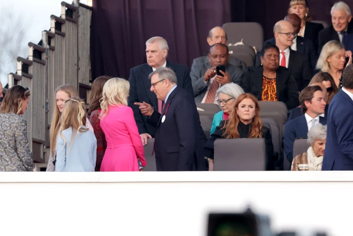 Sarah Ferguson și, mai în spate, Prințul Andrew