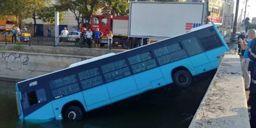 Un autobuz STB a căzut în Dâmboviţa FOTO Mediafax 