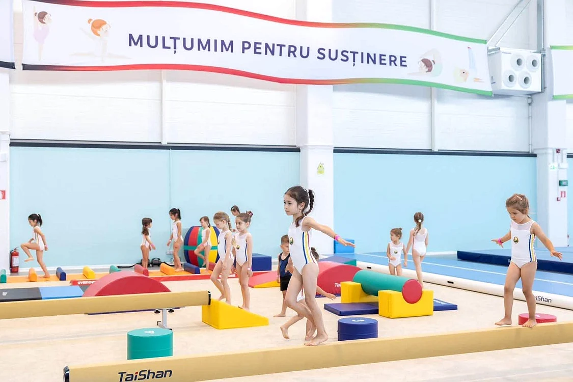 Tinere gimnaste se antrenează deja în sala de la Otopeni (Foto: Guvernul României)
