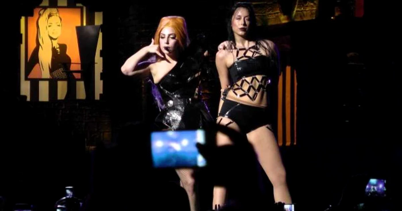 Lady Gaga este conectată aproape în permanenţă pe Twitter 