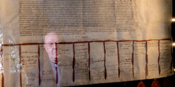 Document 1530 care ar putea fi numit certificatul de nastere a bisericii anglicane, din arhivele vaticanului Foto Profimedia jpeg