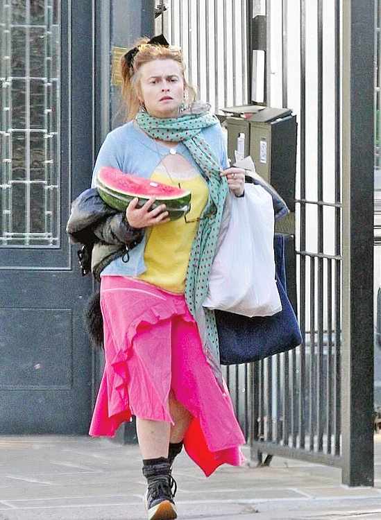 Helena Bonham Carter, îmbrăcată ciudat, ținând și un pepene în mână