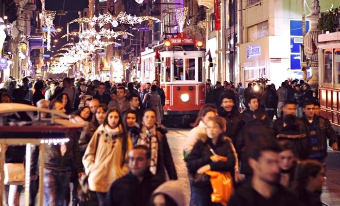 Piaţa Taksim din Istanbul este foarte aglomerată de sărbători   