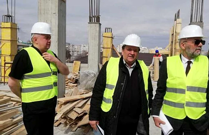 În ordine, de la stânga la dreapta: Mircea Macovei  (fostul director medical), Gheorghe Flutur (şeful CJ Suceava) şi Vasile Rîmbu (managerul suspendat al spitalului) FOTO: svnews.ro