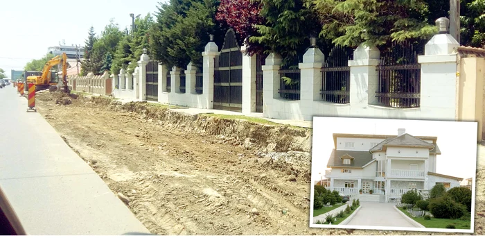 
    Zidul din marmură albă  şi porţile impresionante  de la intrarea în vilăFoto: Click!  