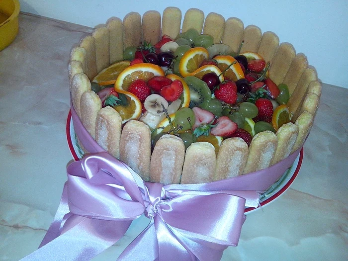 Tort cu pişcoturi şi fructe