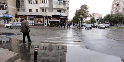 Trecătorii din Slatina au fost nevoiţi să ocolească sau să înfrunte "necunoscutul" din preajma trecerilor de pietoni invadate de apă