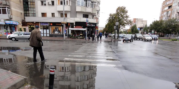 Trecătorii din Slatina au fost nevoiţi să ocolească sau să înfrunte "necunoscutul" din preajma trecerilor de pietoni invadate de apă