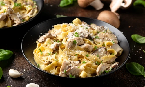 Paste cu pui si ciuperci  Sursa foto shutterstock 2228548909 jpg