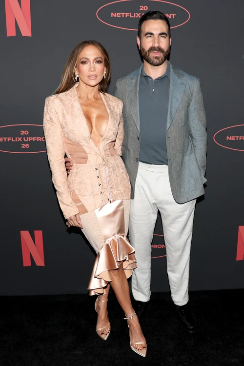 Jennifer Lopez și Brett Goldstein s-au afișat împreună pe covorul roșu (Foto: GettyImages)