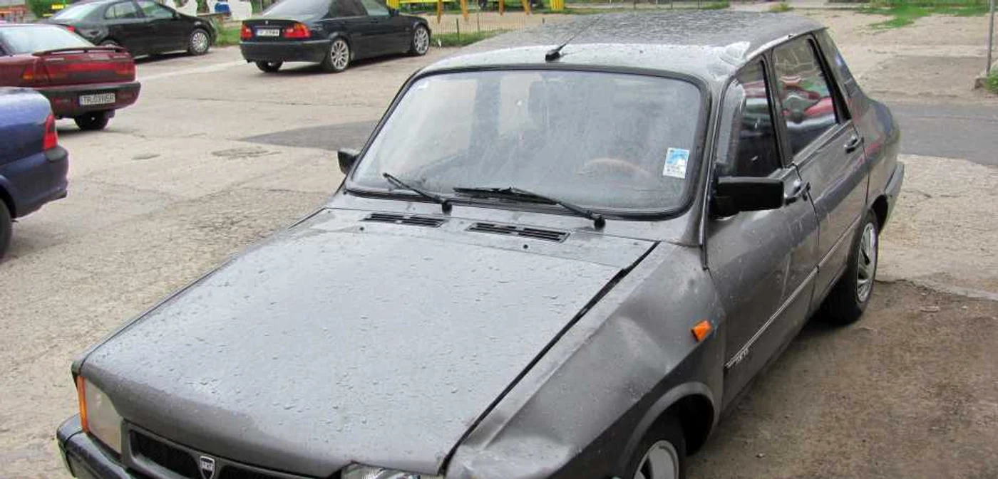 Autoturismul s-a ales cu farul spart şi cu aripa îndoită