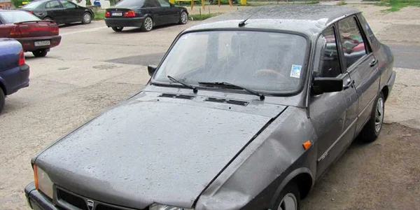 Autoturismul s-a ales cu farul spart şi cu aripa îndoită