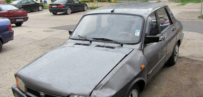 Autoturismul s-a ales cu farul spart şi cu aripa îndoită