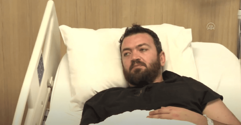 A supraviețuit 32 de ore sub ruine cu 12 măsline: „Am căzut două etaje” VIDEO