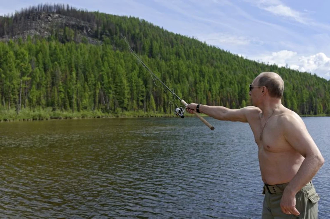 Vladimir Putin, la pescuit în bustul gol  (Foto: Reuters) jpeg