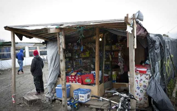 Magazin din tabăra de refugiaţi de la Calais