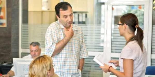 Tot mai mulţi români se vor confrunta  cu dificultăţi la plata ratelor dacă euro continuă să crească