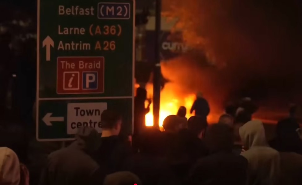 Violențele din Irlanda de Nord asupra românilor continuă. Localnicii irlandezi afișează semne care le arată naționalitatea pentru a nu fi atacați