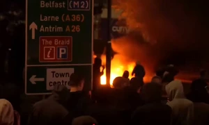 Violente Ballymena Irlanda de nord FOTO captura The Guardian png