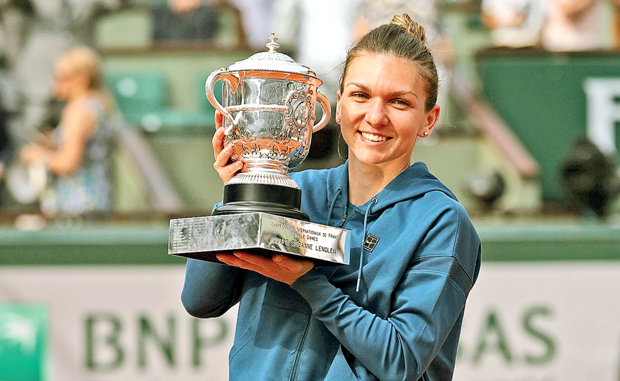 După 40 de ani, Simona Halep a fost prima jucătoare din România care a ridicat deasupra capului un trofeu de Grand SlamFOTO: Guliver/ Gettyimages