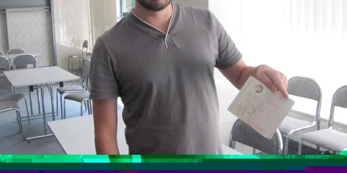 Davidi Guy se mândreşte cu paşaportul românesc Foto