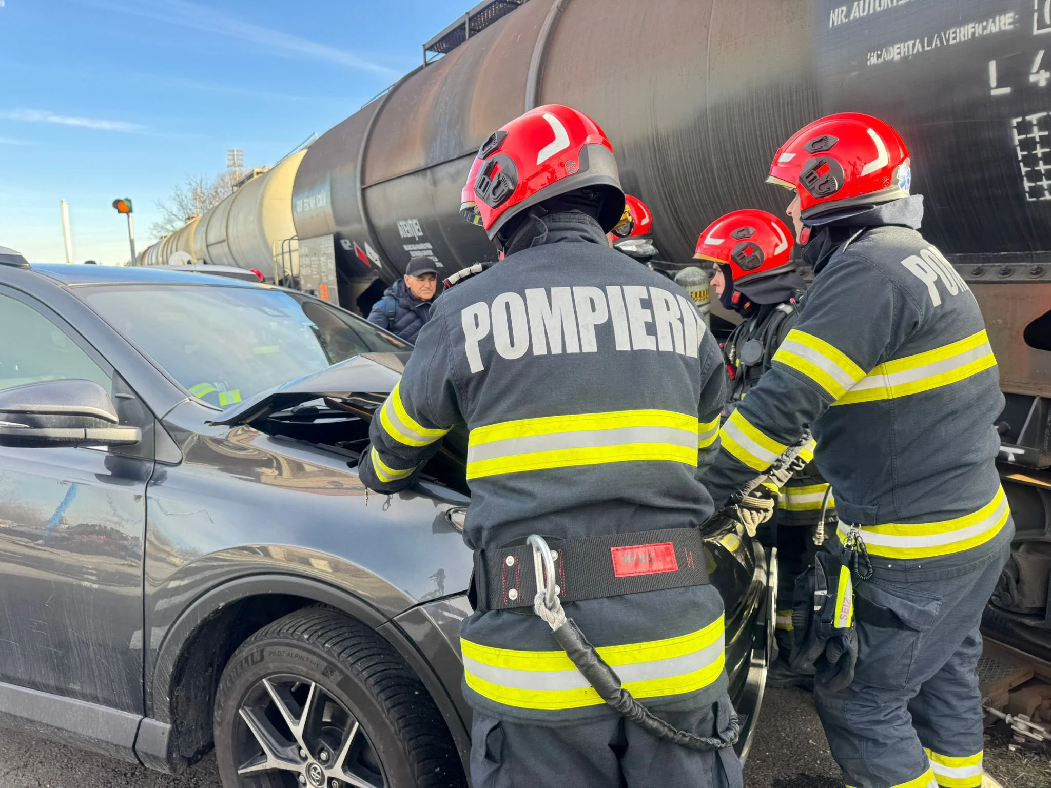Autoturism izbit violent de o garnitură de tren încărcată cu motorină, în Brașov