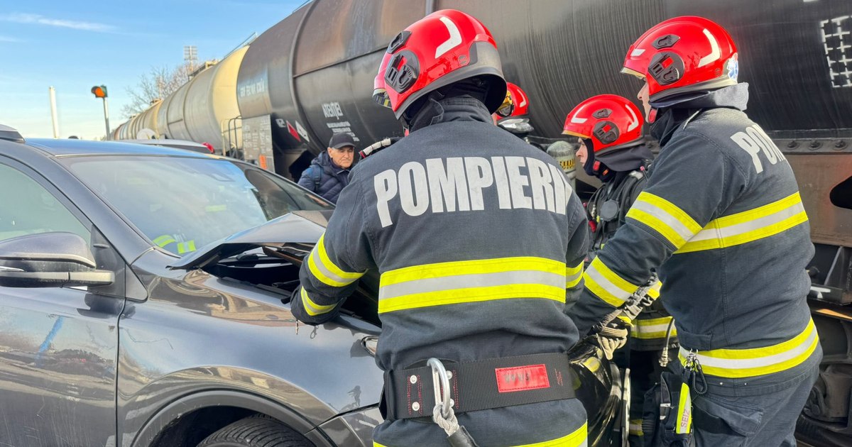 Accident grav la Brașov: mașină lovită de un tren plin cu motorină