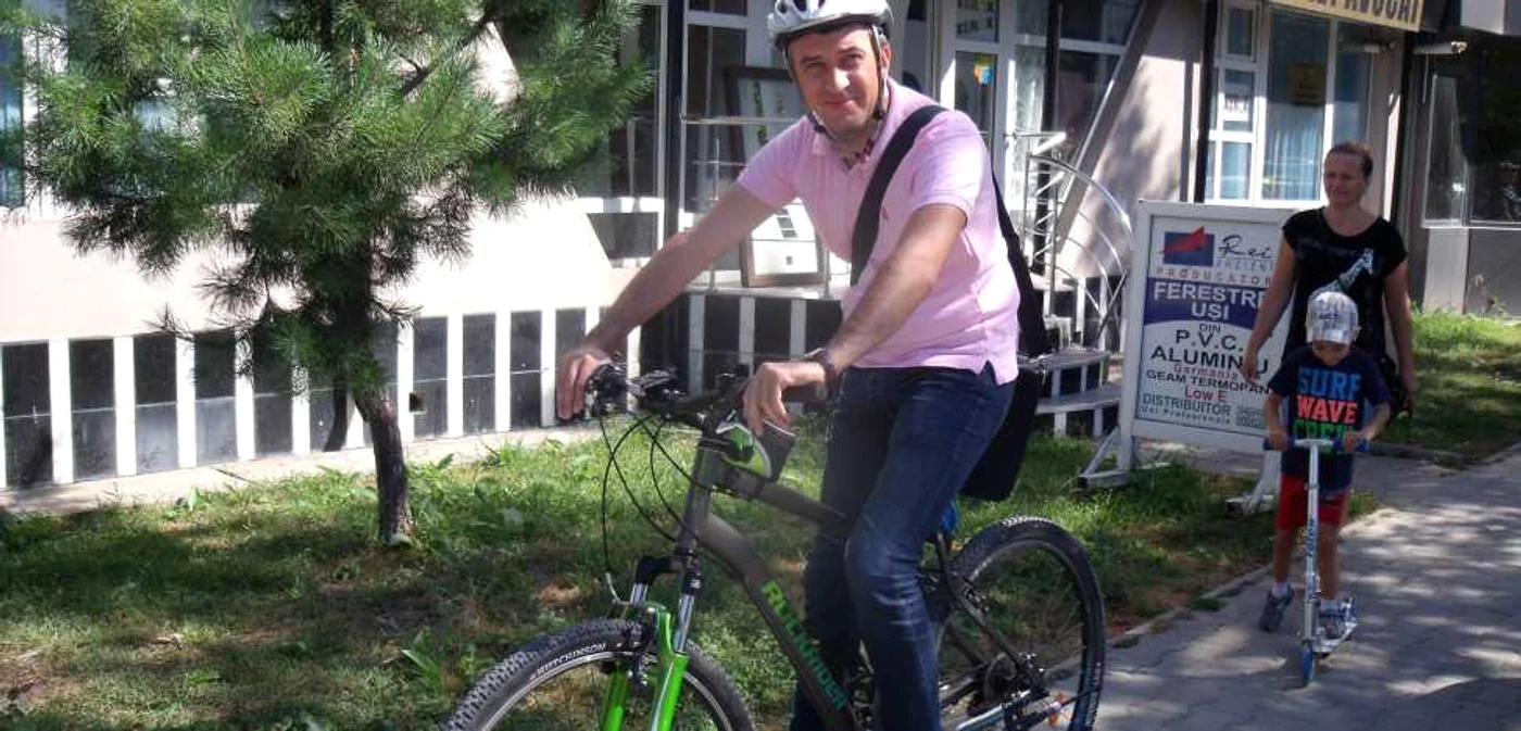 Tudorel Trofin a luat pulsul problemelor oraşului de pe bicicletă  FOTO: Ştefan Borcea
