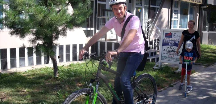 Tudorel Trofin a luat pulsul problemelor oraşului de pe bicicletă FOTO: Ştefan Borcea