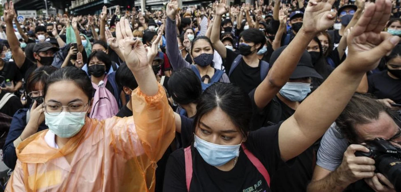 Demonstranţi cer demisia premierului thailandez Prayut Chan-o-cha la Bangkok Thailanda FOTO EPA-EFE / Narong Sangnak