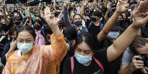 Demonstranţi cer demisia premierului thailandez Prayut Chan-o-cha la Bangkok Thailanda FOTO EPA-EFE / Narong Sangnak